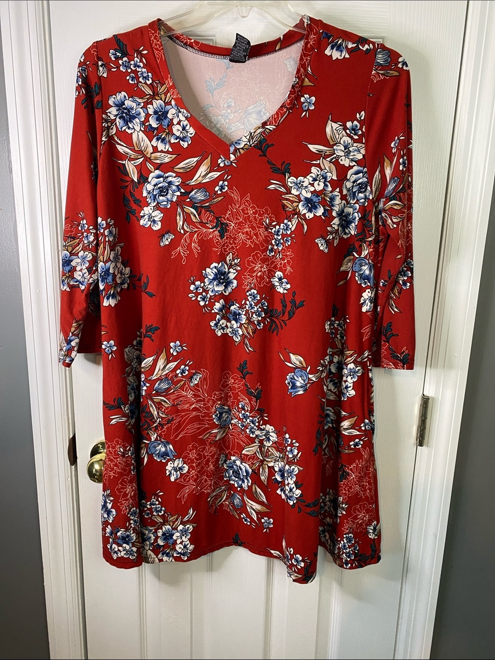 Lildy Dress Women’s Red Floral V-Neck Tunic Size Large/XLarge.